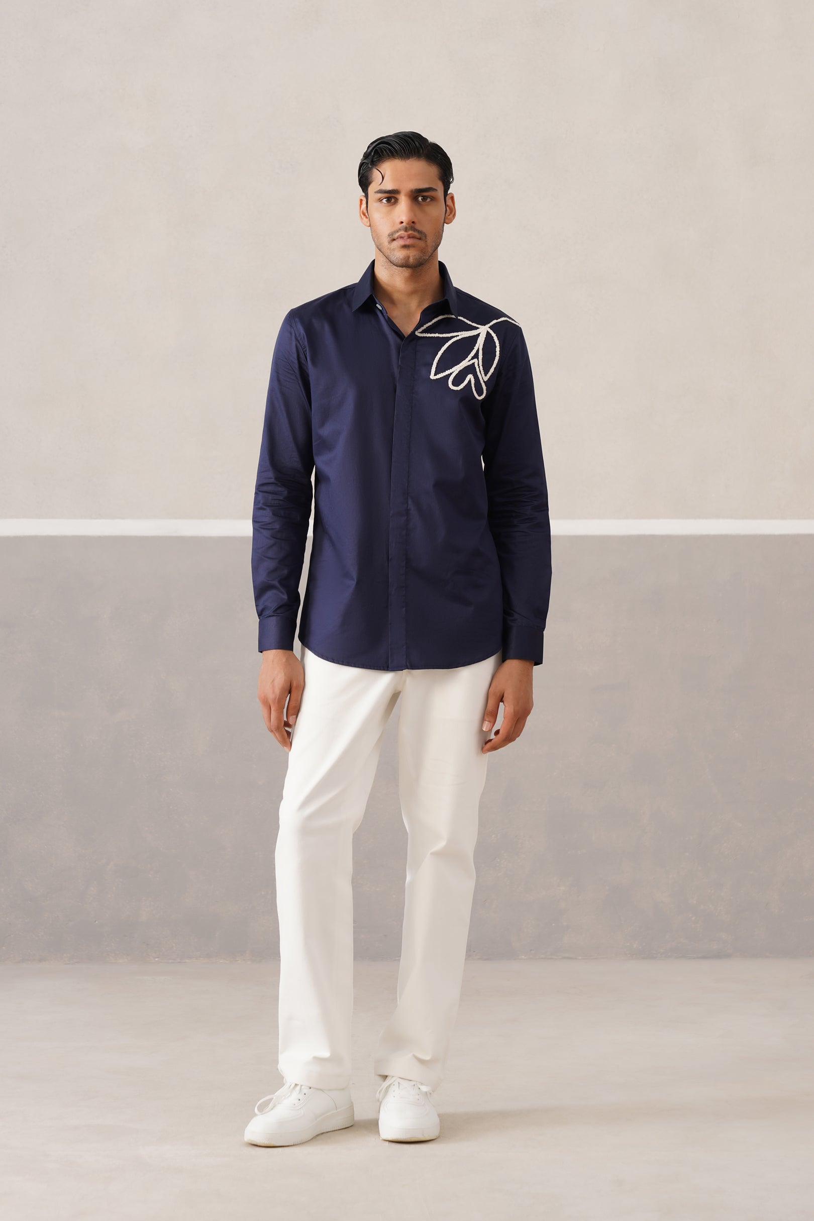 NAVY MOTIF SHIRT