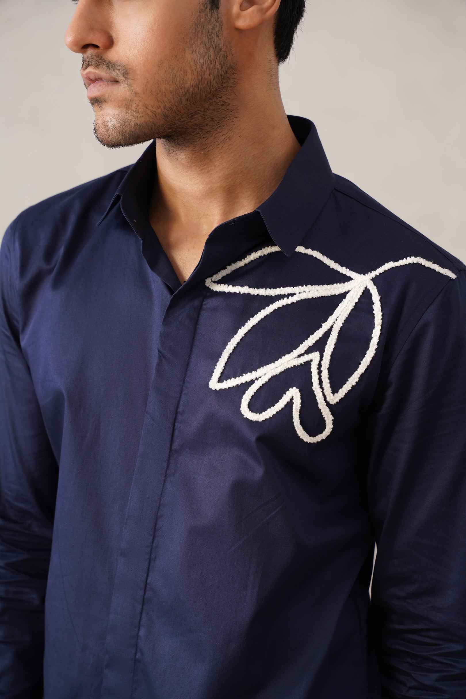 NAVY MOTIF SHIRT
