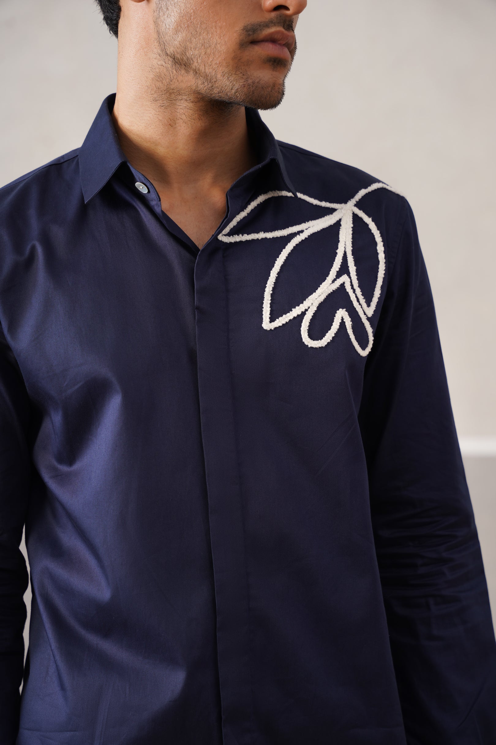 NAVY MOTIF SHIRT