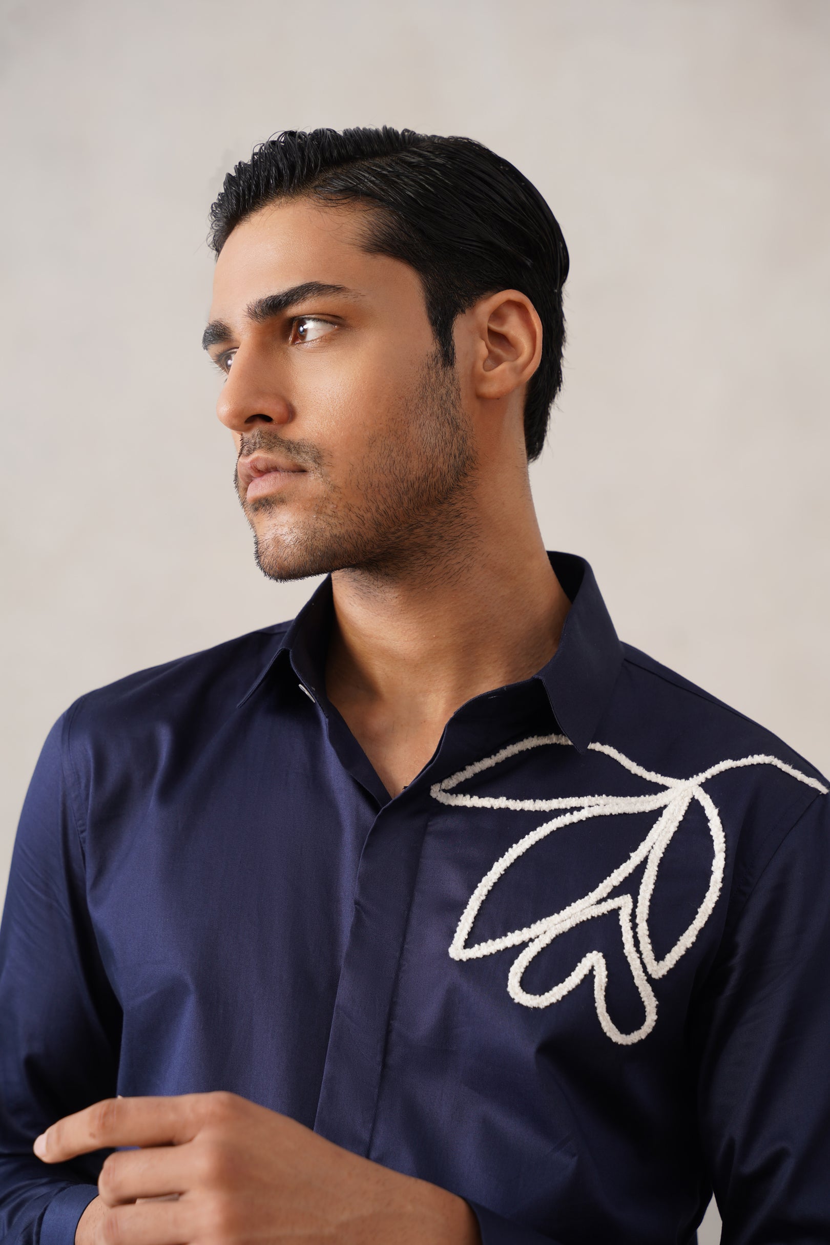 NAVY MOTIF SHIRT